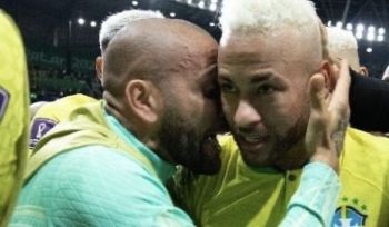 Daniel Alves pede a Neymar 1 milhão de euros para pagar fiança e deixar a cadeia na Espanha