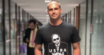 Justiça do Trabalho demite servidor que usou camisa de Ustra, igual a de Eduardo Bolsonaro
